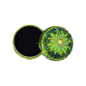 Petite boîte à bijoux en velours de designer indien ornementale fabriquée à la main pour la présentation de bagues et de cadeaux de mariage - Product Image 1