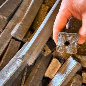 Carbón de Aserrín Cuadrado Tipo A para Asados Familiares, Bajo en Ceniza, Sin Humo, 10kg, Carbón AVC - Product Image 3