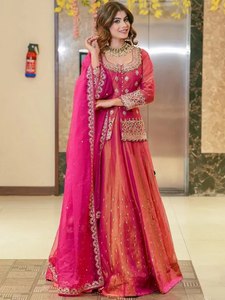 ชุดเลเฮนกา โจลี ปักลายสีชมพู พร้อมผ้าคลุมไหล่ ชุดแต่งงานแบบอินเดียดั้งเดิมสำหรับผู้หญิง - Product Image 2