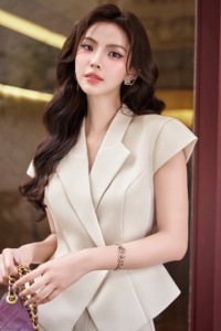 Chaleco Elegante para Mujer, Color Crema, con Solapa con Muescas, Manga Corta, un Solo Botón, Corte Entallado, Color Sólido, Tela de Lana, NERINA, ODM OEM - Product Image 4