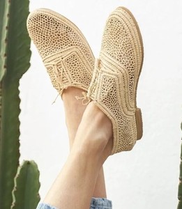 Sandales marocaines en raphia faites à la main : Chaussures d'été bohèmes à lacets, chaussures de plage artisanales d'Essaouira - Product Image 3