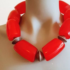 Collier artisanal en résine et bois pour femme, bijoux fantaisie - Product Image 1