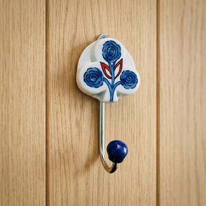 Gancho de pared de cerámica con diseño retro hecho a mano de rosas azules para guardar ropa - Product Image 1