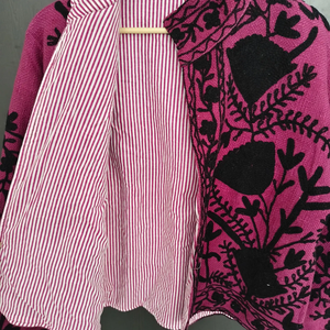 Chaqueta Acolchada de Algodón Bordada Artesanalmente en Color Magenta Vibrante con Motivos Botánicos Negros Intensos, Ecológica y Transpirable para Invierno - Product Image 2