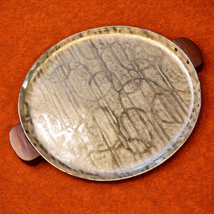 Plateau rond texturé en aluminium de style nordique avec poignée en bois, assiette décorative en métal pour salon de luxe et centre de table de mariage - Product Image 1