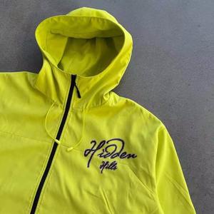 Ensemble de survêtement léger brodé avec logo d'usine OEM, coupe oversize, coupe-vent en nylon - Product Image 4