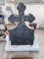 Monument funéraire en granit bleu perle avec base en marbre blanc