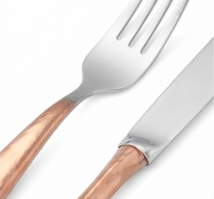 Ensemble de couverts modernes avec finition argentée et poignée dorée, parfait pour les dîners haut de gamme et les paniers-cadeaux - Product Image 3