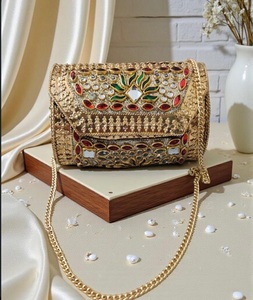 Pochette à rabat en laiton Kundan avec pierres embossées perlées et chaîne plaquée or, design traditionnel pour mariage et usage extérieur - Product Image 4