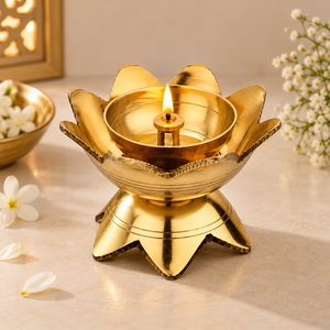 Lampe Diya en laiton pour Diwali, Arti Deepak Deepam traditionnel à motif floral, Lampe à huile pour Pooja, Décoration festive pour la maison et le temple - Product Image 1