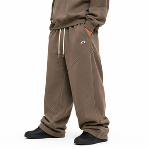 Ensemble survêtement homme 2 pièces taupe coupe ample avec sweat-shirt col rond oversize et détails de coutures contrastantes, logo personnalisé, style streetwear décontracté - Product Image 4
