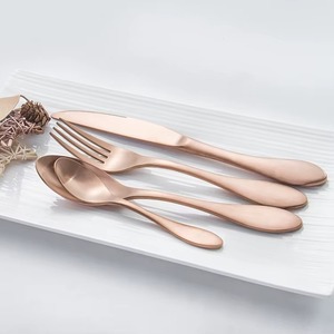 Ensemble de couverts en acier inoxydable rose gold mat, personnalisés OEM, délicats, cuillères et fourchettes, pour restaurant - Product Image 2