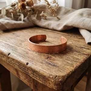 Bracelet manchette large en cuivre pur martelé fait main, en métal massif, forgé, bijou de guérison pour hommes et femmes, OEM. - Product Image 2