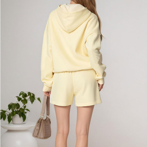 Conjunto Deportivo de Sudadera Holgada con Hombros Caídos y Pantalones Cortos para Mujer, Diseño Nuevo, Color Crema, Otoño, con Nombre de Marca Personalizado - Product Image 4