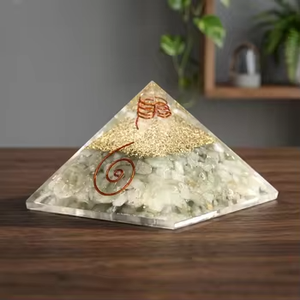 Pirámide de Cristal Orgonita, Obra de Arte Coleccionable, Piedra Semipreciosa Pulida, Forma Triangular, Decoración de Aventurina Verde - Product Image 3