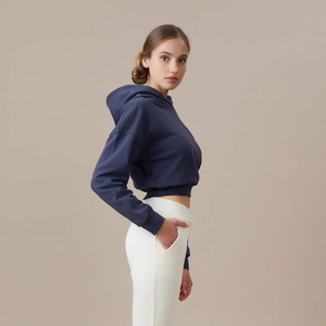 Sweat-shirt à capuche court et ample pour femme, idéal pour l'hiver, avec broderie personnalisée du logo sur le devant, style streetwear, sport et plein air, vente en gros - Product Image 2