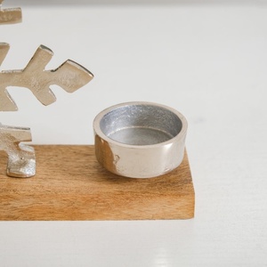 Porte-bougie en métal argenté en forme de flocon de neige sur une base en bois rustique, parfait comme centre de table pour les fêtes d'hiver et comme décoration festive de Noël. - Product Image 6