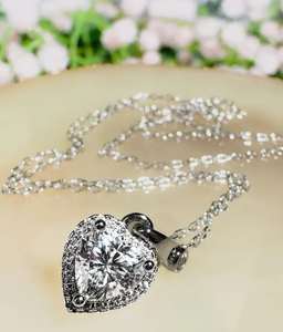 Pendentif et collier en argent 925 avec moissanite en forme de cœur de 1 carat et halo de diamants - Product Image 2