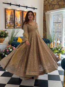 Ensemble de robe Anarkali Salwar Kameez en soie beige brodée, style pakistanais, orné de perles, coupe trapèze, longueur ras du sol, coupe ample, pour cérémonie de mariage - Product Image 3