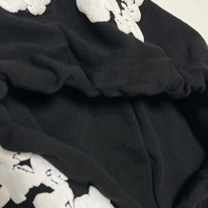 Sudadera con Capucha Negra para Hombre con Estampado Circular Blanco, Corte Holgado, Informal, de Algodón Tejido, para Otoño - Product Image 3