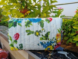 Bolsa de Maquillaje de Algodón de Alta Calidad, Estampada, Organizador de Cosméticos Portátil con Cierre, Estuche de Aseo Acolchado Hecho a Mano - Product Image 5