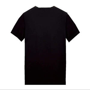 Añade un toque de glamour con esta camiseta con pedrería brillante, de ajuste cómodo. - Product Image 2