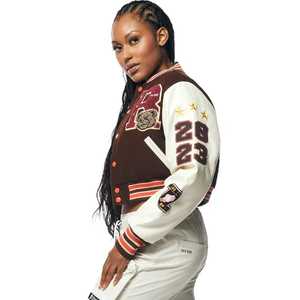 Veste courte de style varsity pour femme, marron crème, manches contrastées, patch lettres brodé, boutons sur le devant - Product Image 3