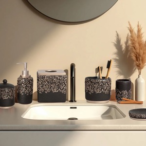 Ensemble d'accessoires de salle de bain luxueux en or à motifs floraux, parfait pour les occasions spéciales, les anniversaires de mariage et les cadeaux, provenant d'Inde. - Product Image 3