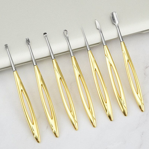 Ensemble de 7 pousse-cuticules carrés en acier inoxydable plaqué or avec manche creux, spatule, cuillère, fourchette en V, aiguille, réutilisable, double usage - Product Image 1