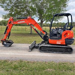 Mini-excavatrice sur chenilles Kubota KX040-4, excavatrice compacte, excavatrice sur chenilles pour la construction et l'aménagement paysager - Product Image 1