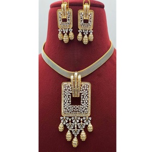 Ensemble collier et boucles d'oreilles de créateur, finition or blanc de qualité supérieure, pour mariage, collection pour femmes. - Product Image 2