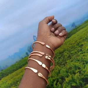Pulseras de aleación de cobre chapadas en oro rosa, diseño clásico unisex, conjunto de joyería de moda para hombre y mujer, para llevar en la mano, curativas para la muñeca. - Product Image 1