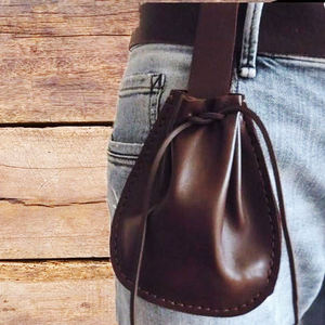 Sac à dés minimaliste en cuir avec cordon de serrage, fait main, forme ronde, pour le rangement de DND RPG - Product Image 2