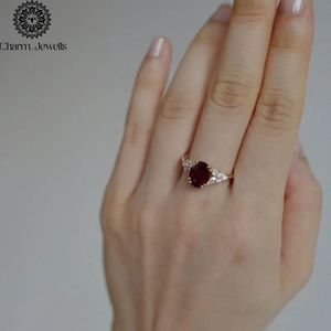 Bague de fiançailles classique en moissanite plaqué or 18 carats pour femme, taille coussin, sertie à griffes, certifiée IGI, par Charm Jewells - Product Image 2