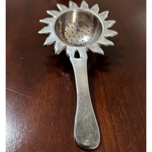 En Oferta: Colador de Té de Latón con Forma de Flor, Tazón Perforado y Asa Metálica, Infusor de Té de Hojas Sueltas, Duradero y Reutilizable - Product Image 5