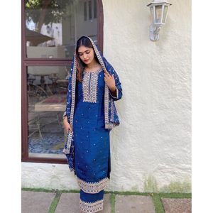 PANTALÓN SUPERIOR DE TRABAJO DE UNIFORME DE HOSPITAL CON BORDADO DE SEDA FANCY con DUPATTA AZUL MARINO - Product Image 2