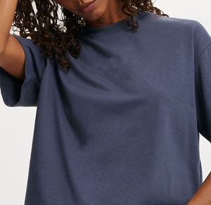 T-shirt ample à col rond pour femme, prix abordable, bleu marine, manches courtes, coupe ample, 100% coton jersey, imprimé logo, toutes saisons - Product Image 3