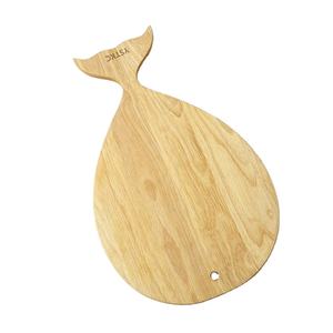 Tabla de cortar con forma de pez de color natural Tabla de cortar de pescado de goma de madera - Product Image 1