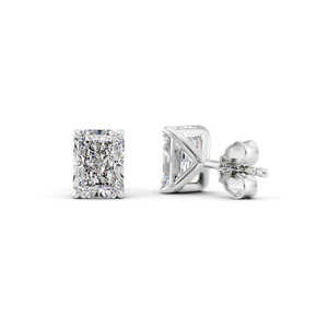 Pendientes de Diamante Moissanite Corte Radiante en Plata de Ley 925 con Engaste Clásico de Cuatro Puntas y Cierre Seguro a Presión (Par) - Product Image 3