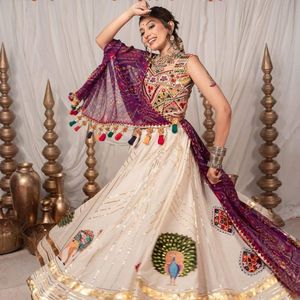 Lehenga Choli de Algodón Muslin Premium para Navratri con Blusa de Seda Gota Zari de Diseño y Dupatta, Precio al por Mayor por Royal Exports - Product Image 1