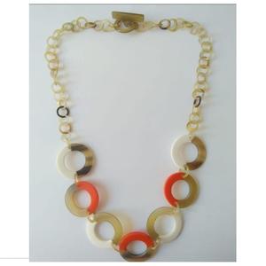 Collar de cadena de cuerno natural y resina colorida con eslabones graduados, joyería de declaración hecha a mano para mujer - Product Image 3