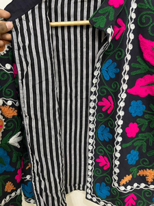 Chaqueta Acolchada Negra con Bordado Floral para Mujer, con Hilos Multicolores, 100% Algodón Ecológico, Diseño Étnico Boho, Corta - Product Image 2