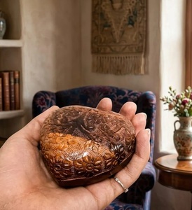 Urna de madera de palisandro tallada a mano con forma de corazón y base de latón, grabada con motivos florales, para guardar cenizas. - Product Image 4