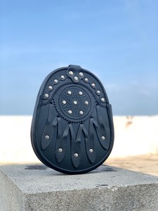 Sporran écossais en cuir véritable de qualité supérieure, orné de clous celtiques, avec un motif celtique en relief et des rivets décoratifs - Product Image 5