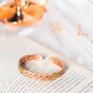 Bracelet en cuivre martelé fait main réglable - Bijoux ayurvédiques de luxe pour hommes et femmes, personnalisé pour Noël, la fête des mères - Product Image 6