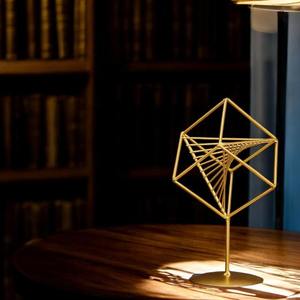 Elegante escultura geométrica de alambre dorado en forma de cubo, objeto decorativo para mesa, hogar, interior, oficina, escritorio y estantería, de la India. - Product Image 5