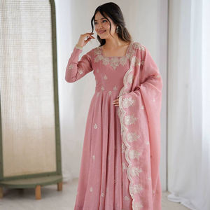 Vestido Anarkali de seda crujiente para mujer, con bordado de lentejuelas y forro interior de microalgodón cosido, de alta calidad, para venta al por mayor. - Product Image 1