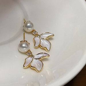 Pendientes de Perlas de Agua Dulce con Esmalte Retro Estilo Francés, Diseño de Flor con Efecto de Goteo de Aceite, Lujo Ligero, Versátiles, Delicados y Elegantes - Product Image 3