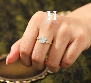Bague de fiançailles ovale tendance, motif celtique médiéval Triquetra, bague d'anniversaire gravée, or 10K 14K - Product Image 2
