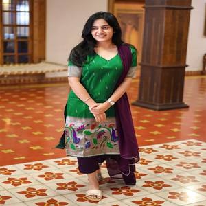 VASTRA COTTAGE Jacquard-Seiden-Kurta-Hosen-Set mit Georgette-Dupatta in Grün, Ethnische Damenkleidung für Partys - Product Image 1